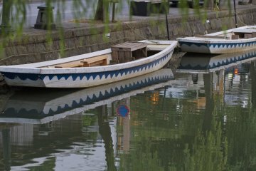 <p>While most boats have solid, muted colors, some have designs</p>