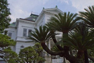 <p>The Ohana Estate inlcudes the mansion as well as a museum, restaurants, a hotel, shops, and a Japanese garden</p>