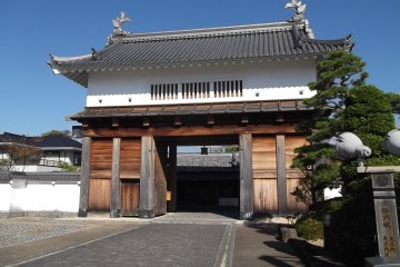 <p>The main gate to the castle grounds</p>