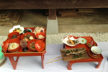 Hidangan set khusus yang disajikan di Shunran no Sato