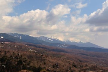 Pemandangan Gunung Tadeshina yang termasuk dalam Rangkaian Gunung Berapi Yatsugatake dapat dilihat dari Danau Megami (oh tuhan). Sayangnya saat itu suasana sedang mendung.