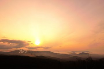 Panorama yang nampak dari dek observasi Sunset Hill. Saya penasaran, apakah itu Dataran Tinggi Kurumayama atau Gunung Kirigamine yang ada di depan saya?