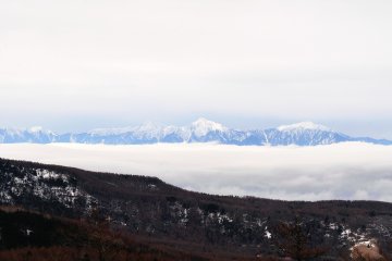 Pemandangan dari dek observasi Hinata-kiba yang berlokasi di Fairy Tale Way.