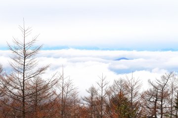 Tempat ini menyuguhkan pemandangan yang luar biasa dari Yatsugatake Selatan, yang dimulai dari Pegunungan Alpen Selatannya sampai ke bagian Alpen Tengah, tapi sayangnya hari itu kabut yang muncul menghalangi pandangan saya!