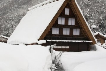 <p>Sebuah rumah bergaya tradisional yang dikenal sebagai "gassho-zukuri" di Shirakawa-go. Desain dan arsitektur dari bangunan ini dibuat dengan tujuan menahan beratnya salju yang turun saat musim dingin.</p>