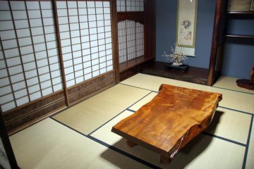 <p>Bagian dalam dari rumah "gassho-zukuri"</p>
