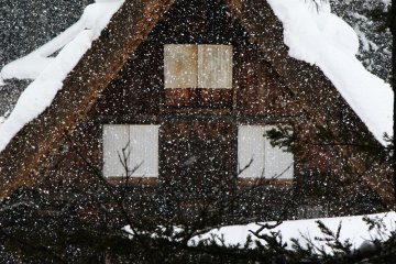<p>Pemandangan bersalju tebal di Shirakawa-go.</p>