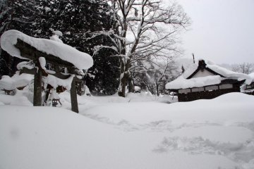 <p>Pintu masuk menuju kuil setempat di Shirakawa-go.</p>
