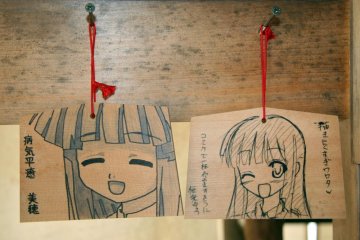 <p>Papan Ema digantung di kuil setempat. Papan kayu ini biasanya ditulis (atau digambar) oleh pengunjung kuil untuk mendeskripsikan permohonannya dan rencana di masa depan.</p>
