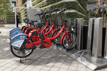 Rental bicycles are available as an alternative means of getting around the Minato Mirai 21 area.