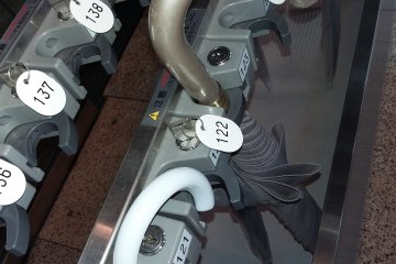 <p>perhatikan detailnya, bahkan ada kunci lengkap dengan nomor di setiap wadah penitipan payung tersebut</p>
