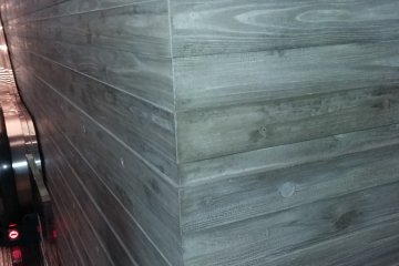 <p>Tebak, ini terbuat dari apa? Kayu? Plat besi? Bukan tapi ini adalah cor an semen yang dibentuk seperti motif kayu. Sungguh apik dan rapih bukan</p>