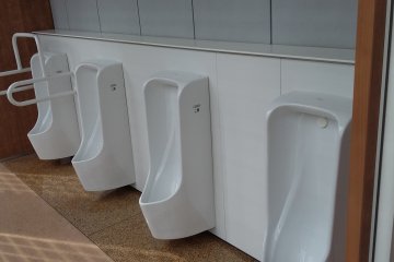 <p>Fasilitas umum di Jepang selalu peduli pada penyandang diabilitas, lihat betapa hal ini sudah direncanakan di area toilet ini.</p>