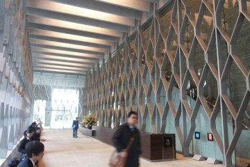 <p>Lobby utama dengan design struktur baja</p>