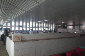 <p>saat waktu istirahat, semua karyawan keluar, semua lampu dimatikan, sungguh sangat effisiensi energi</p>