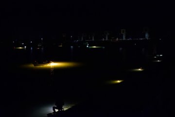 <p>Fishermen even gather on the riverbank to illuminate the course of the river (Kyuyoshino River)</p>