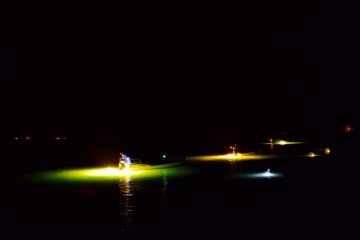 <p>The color of the beam of light changes depending on the light source (Yoshino River)</p>