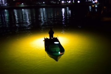 <p>The fishing boat seems to float on the beam of light (Shinmachi River)</p>