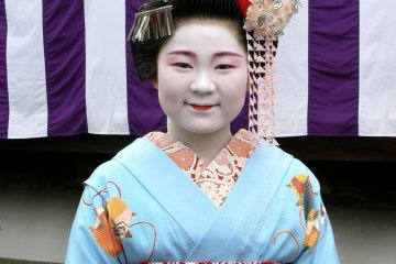 <p>Wanita muda ini adalah maiko sungguhan! Dia menyajikan teh kepada pengunjung dan dapat berpose untuk difoto di kuil Tenryuji</p>