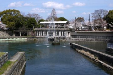 <p>Fountain with Kyoto Zoo in the background at the Niomon-Dori end of the incline</p>