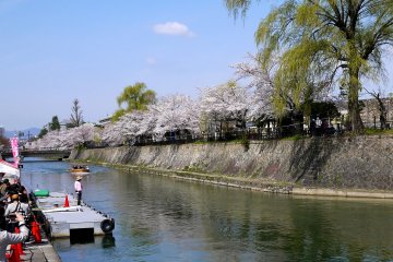 <p>Boat trips on the canal along Niomon-Dori</p>