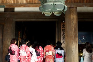 Kimono dengan corak sakura