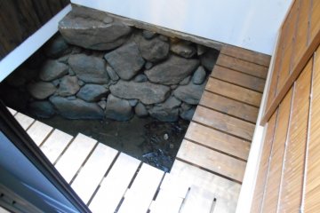 <p>A l'int&eacute;rieur du restaurant Chari Chari, on peut voir l'une des installations permettant d'utiliser l'eau de la rivi&egrave;re</p>