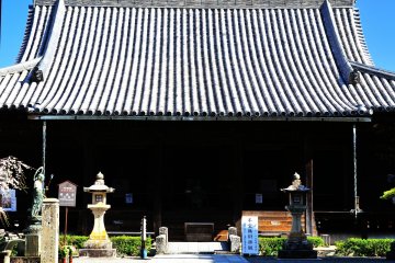<p>The main hall of Dojoji Temple contains two statues of Kannon (the goddess of mercy) with 1,000 hands, one facing south and the other facing north</p>