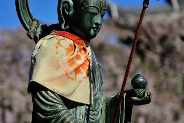 <p>A jizo statue standing in front of the main hall conveys compassion</p>