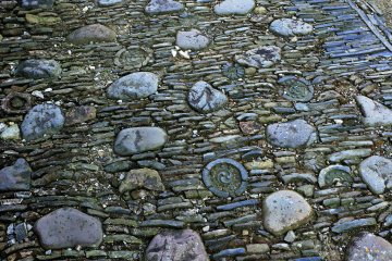 <p>Collage-like pathway paved with stones and kawara (Japanese roof tile)</p>