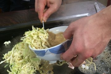 <p>First, put the ingredients on the pan but leave the liquid in the bowl.&nbsp;And then mix the ingredients and stir-fry it. You need to chop it if the ingredients are too big.</p>