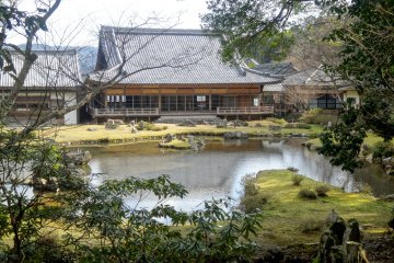 <p>A view of the main hall of Joeiji&nbsp;as seen from the Sesshutei garden</p>