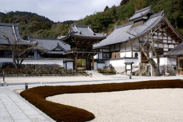<p>The raked entrance to Joeiji</p>