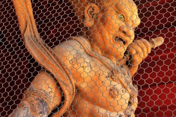 Ekspresi dua patung asura yang menakutkan, merepresentasikan A-un (awal dan akhir segalanya) ...