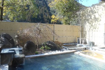 <p>Un autre bain ext&eacute;rieur</p>