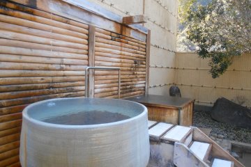 <p>Des bains chauds individuels</p>