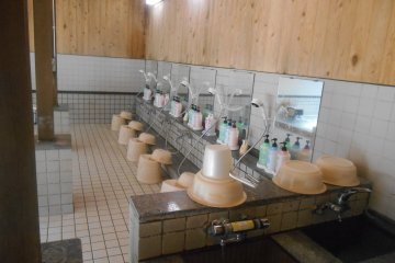 <p>Avant de rentrer dans les bains il est obligatoire de prendre une douche</p>