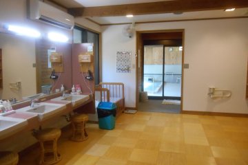 <p>La salle permettant de se pr&eacute;parer apr&egrave;s les bains</p>