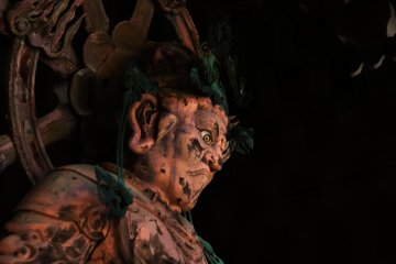 <p>A statue of Komokuten,&nbsp;who guards the west direction, at the middle gate. He is said to have eyes that see thousands of miles away.</p>
