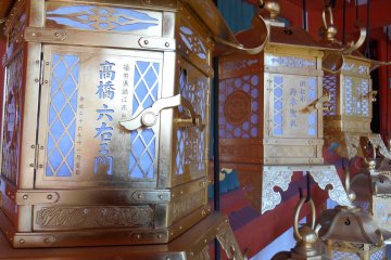<p>Close up of the gold lanterns</p>