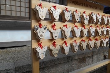 <p>People write their wishes on the deer</p>