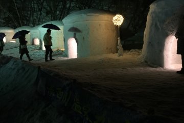 <p>The large&nbsp;kamakuras (igloos) are&nbsp;big enough for&nbsp; 3-4 Japanese people to fit in (not so sure though in case of Westerners...). &nbsp;</p>