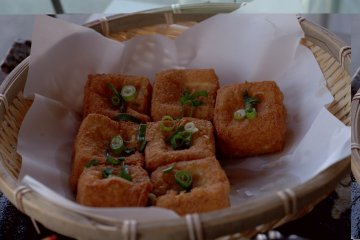 <p>Enjoy these fried tofu at the buffet.</p>