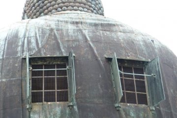 <p>Figure 4. When the metal cooled and solidified, only then did they remove the soil and reinforcing supports. The two windows at the back of Daibutsu were created for the purpose of removing them</p>