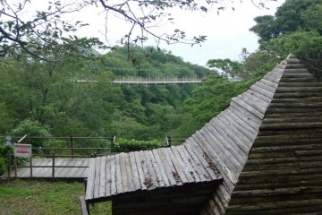 Ada juga bermacam-macam dek observasi luar ruangan di atas Bukit Bunga dan Burung.