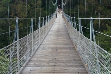 Jembatan gantung yang disebut Jembatan Panggilan Cinta