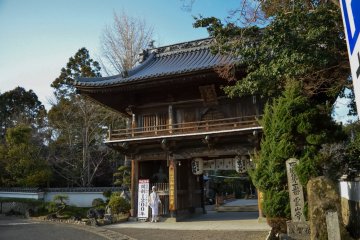 <p>San-mon Gate (Niou-mon Gate) is the entrance of the temple</p>