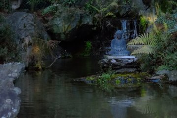 <p>You can find statues of the Buddha in the garden</p>
