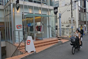 <p>Billionaire Boys Club&nbsp;dan Ice Cream&nbsp;merek toko fashion milik&nbsp;Pharell Williams,&nbsp;bagian depan toko di&nbsp;Harajuku</p>