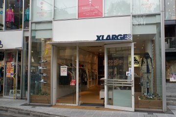 <p>X-Large adalah merek streetwear pertama yang menggunakan gorilla atau monyet sebagai logo</p>